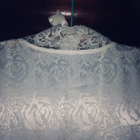 Ladies Wedding White negligee set with intricate lace trim. size S - Picture 5 of 9